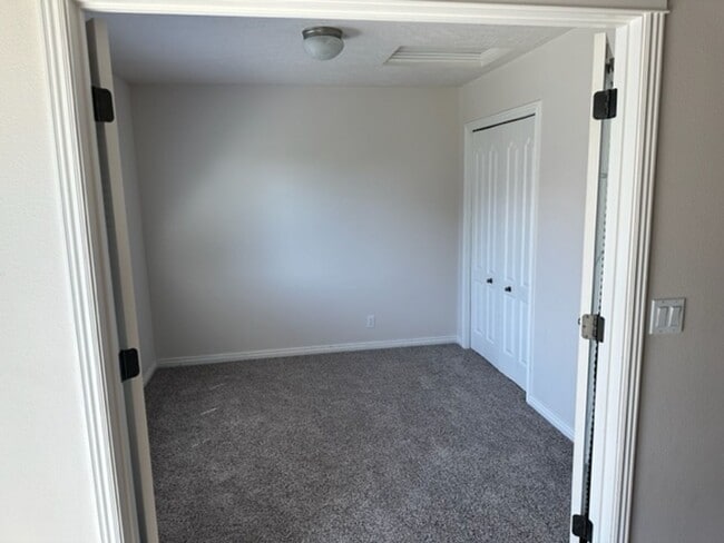 Building Photo - 943 Mount Hood Pl N