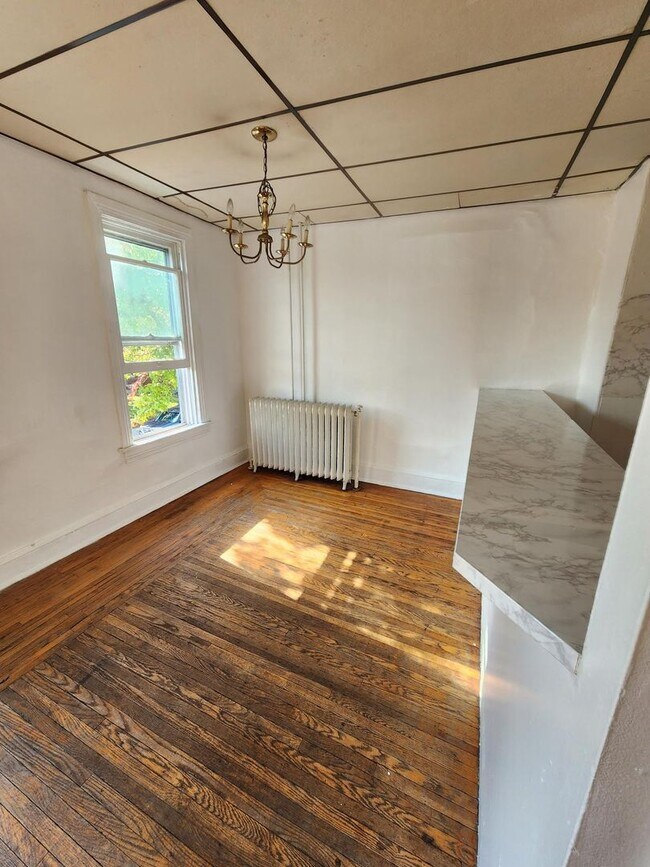 Building Photo - 301 - 305 N York
