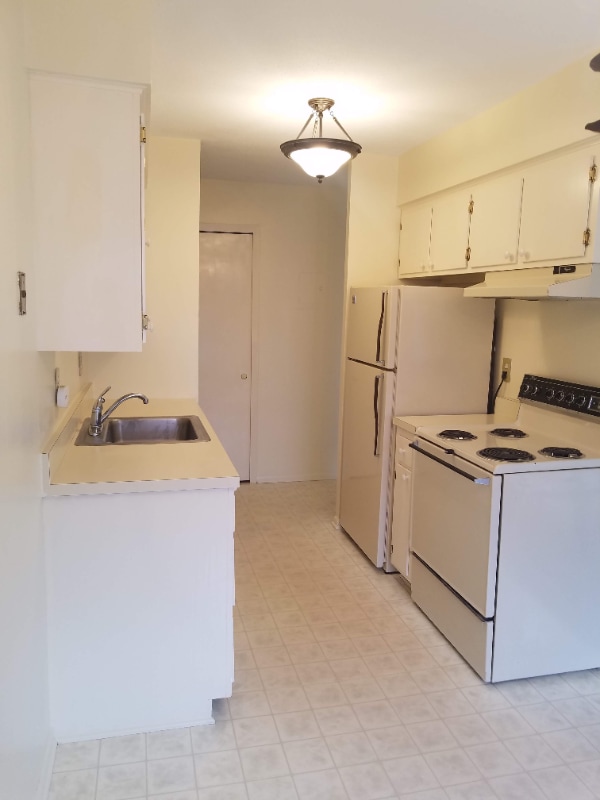 Building Photo - 930 6th St S