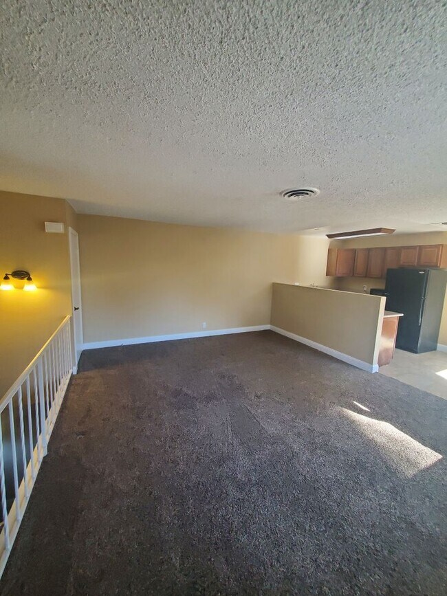 Building Photo - Beautiful 1 bedroom 1 full bathroom upstai...