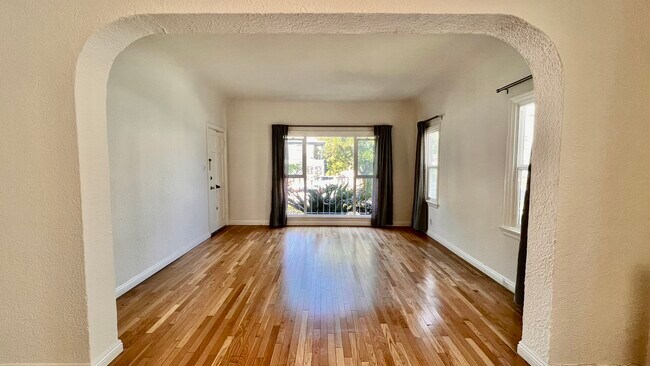Living Room - 714 N Edinburgh Ave