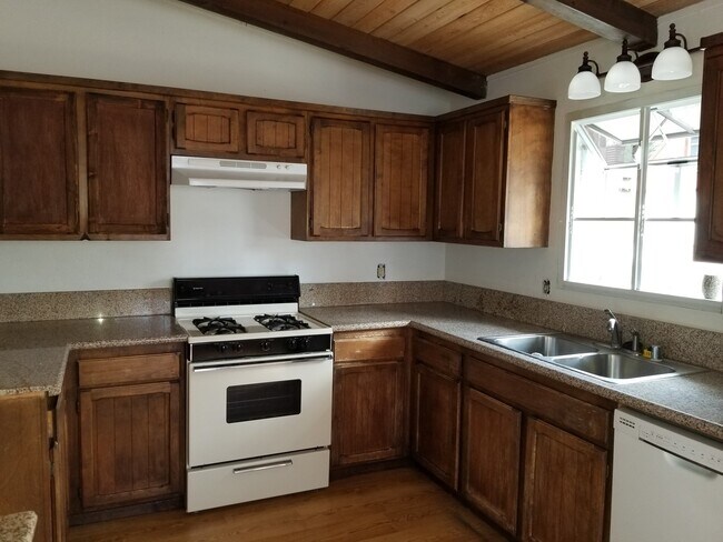 Building Photo - Large 2 Bedroom!