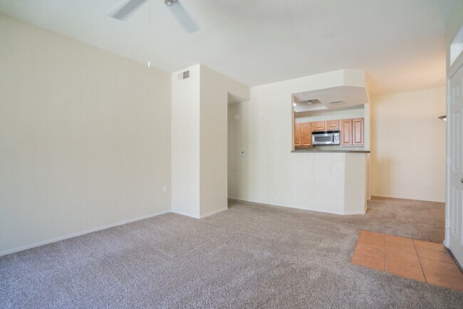 Foto del edificio - 3830 E Lakewood Pkwy W