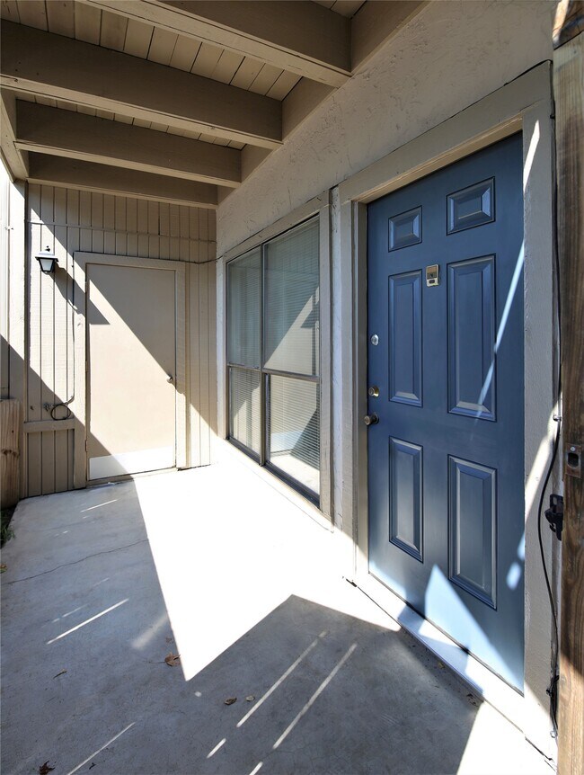 Foto del edificio - 5711 Sugar Hill Dr