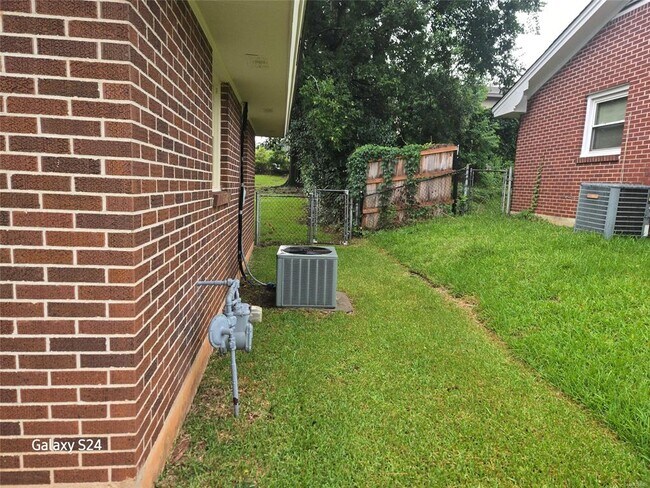Building Photo - 3845 Bienville Rd