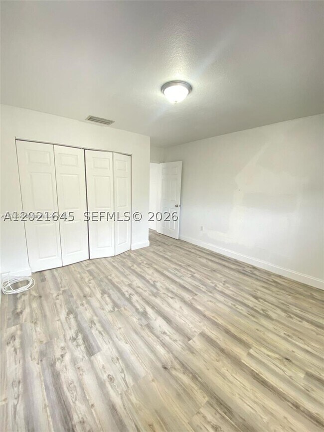 Foto del edificio - 1616 NE 151st St