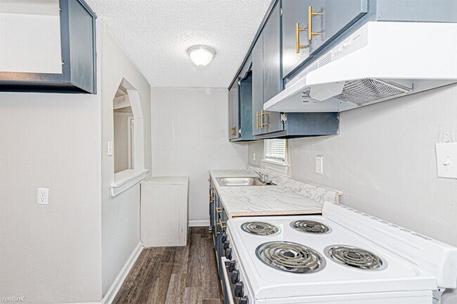 Building Photo - 1 br, 1 bath Triplex - Winston Apartments ...