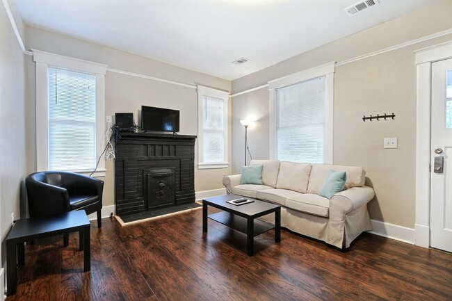 Building Photo - Large Downtown 3BR/2BA House For Rent Walk...