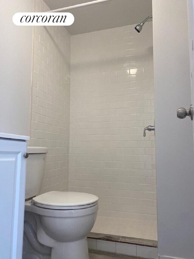 Building Photo - 582 6th Ave