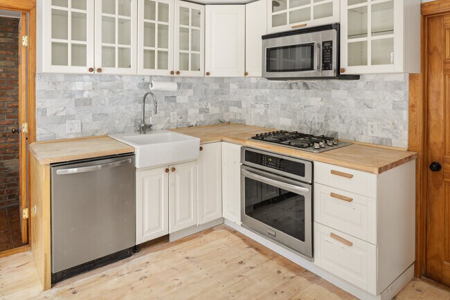 Building Photo - 14 Tanners Ln