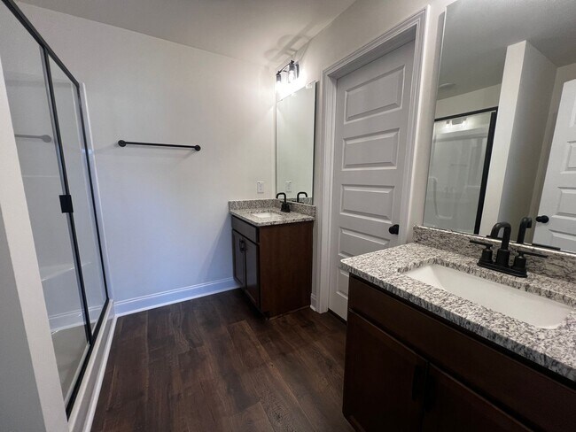 Building Photo - MOVE IN READY -3 Bed, 2.5 Bath 1 car garag...