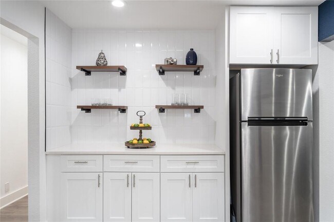 Building Photo - 1406 Waldorf Ave