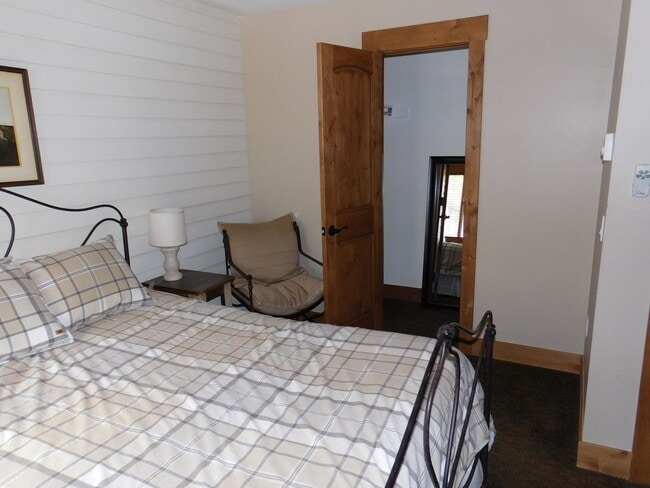 Building Photo - Winter Lease! - 3BR, 3BA 3-level Townhome ...