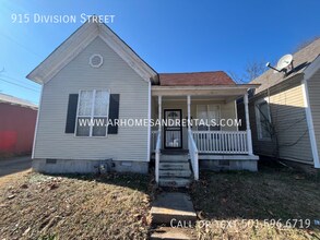 Building Photo - 915 Division St