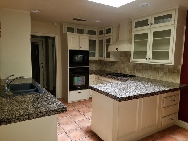 Building Photo - 1400 Pebble Ct