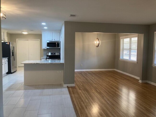 Building Photo - 5386 Denwood Ave
