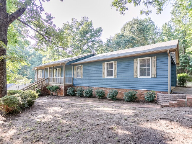 Building Photo - Spacious 3-Bed Home in District 6! Private...