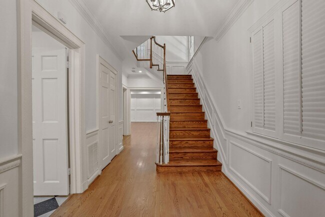Building Photo - 4925 Weaver Terrace NW