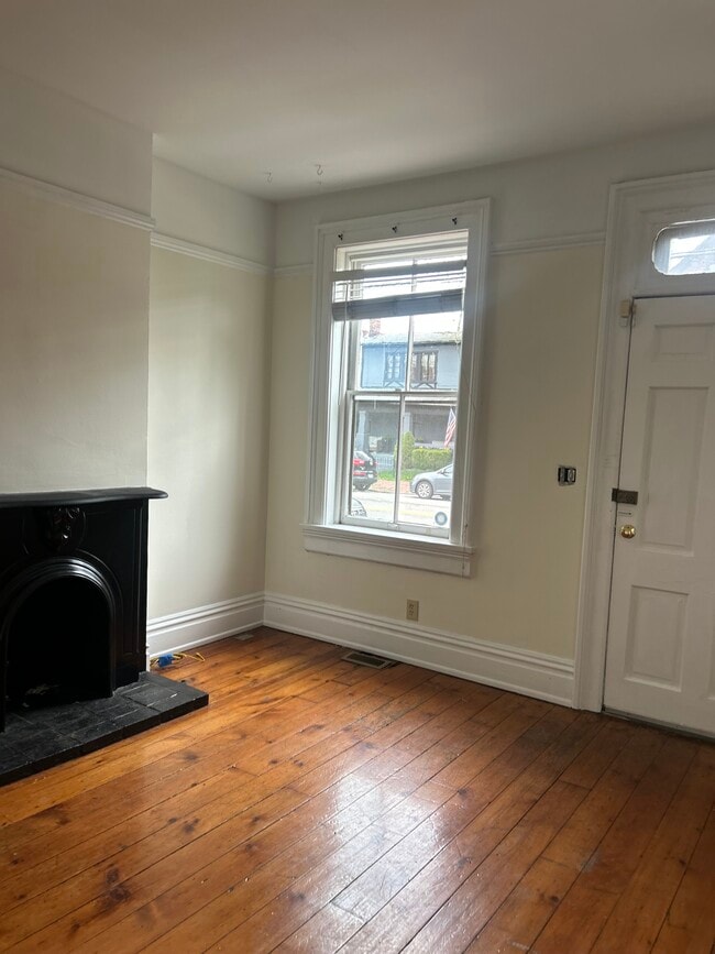 Salón con suelos originales de madera de fresno. - 611 S 3rd St