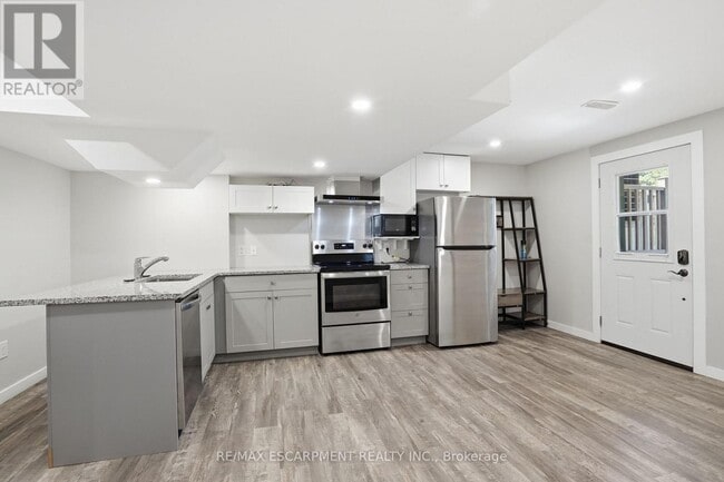 Building Photo - 43 Fleming Cres