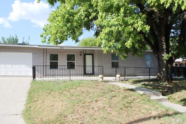 Building Photo - 3919 Maxine Dr