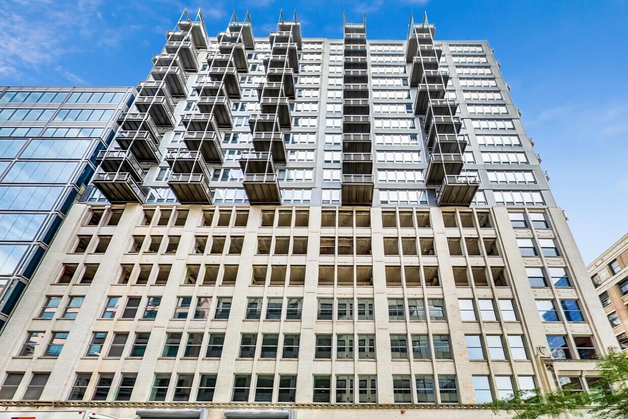 Primary Photo - 565 W Quincy St