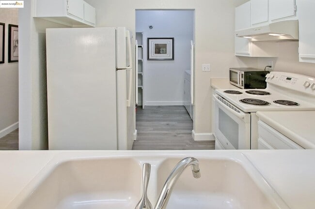 Building Photo - GREAT BRENTWOOD LOCATION IN THIS WONDERFUL CENTRALLY LOCATED COMMUNITY; GREAT CONDITION AND MOVE ...