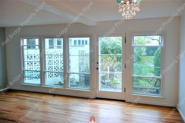 Building Photo - Hidden Gem 1 BR Condo NE 67th & Halsey
