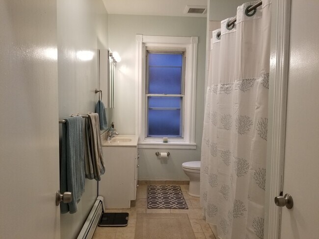 Full Bathroom - 4541 Manayunk Ave