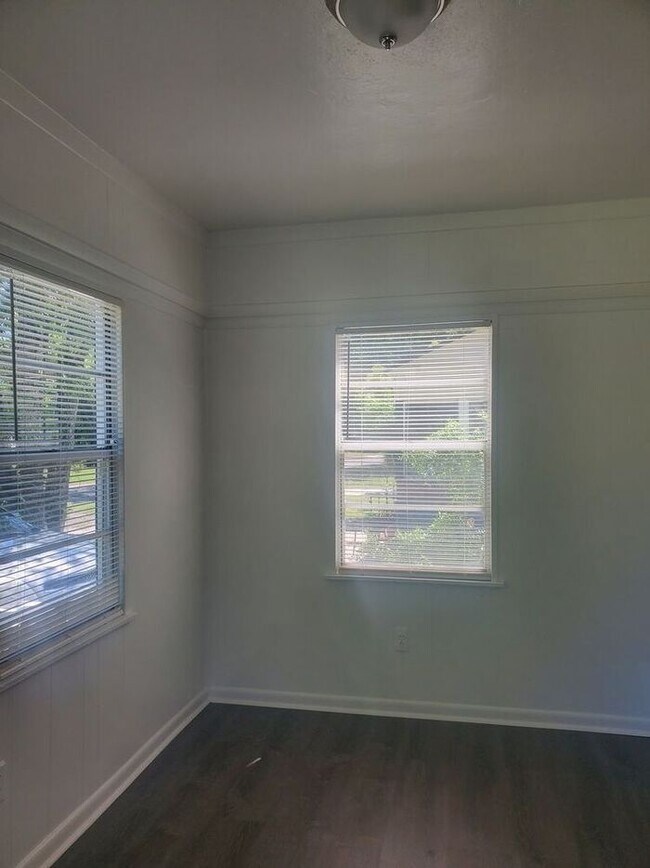 Building Photo - Renovated 3/1 in Lake Forest! VOUCHERS ACC...