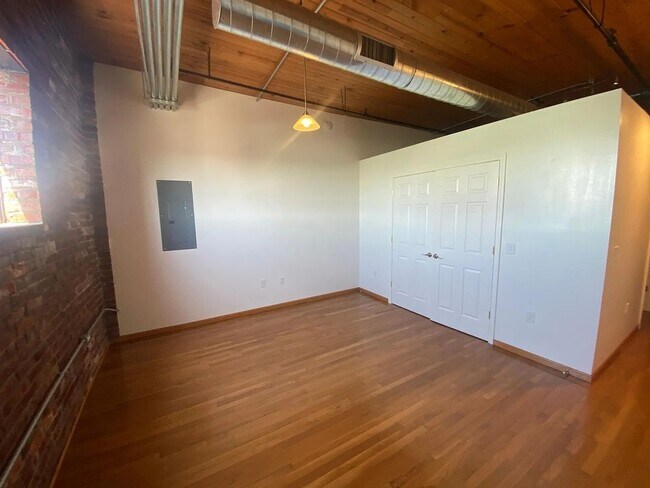 Building Photo - 111 N Main St