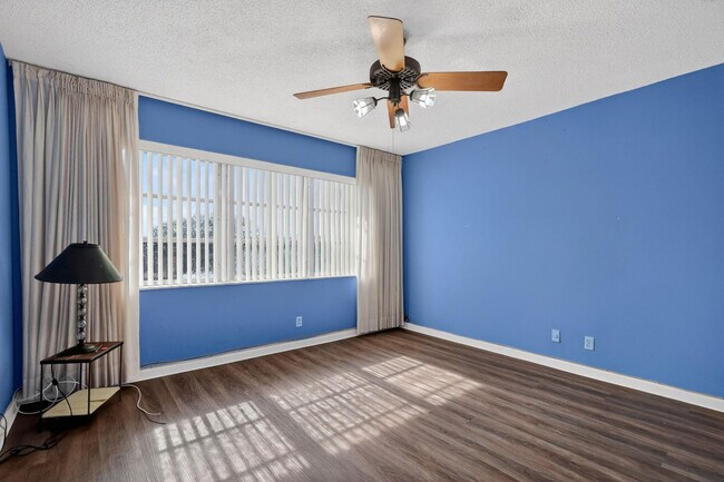 Building Photo - 9410 N Hollybrook Lake Dr