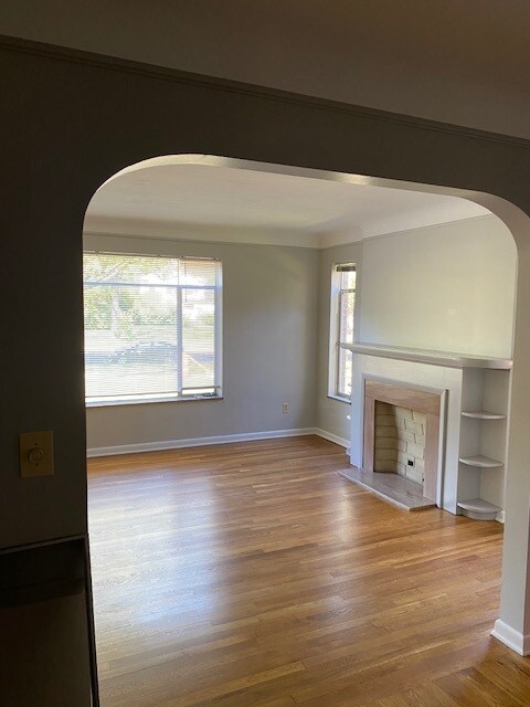 Sala de estar con vista al comedor - 11509 Lake Ave