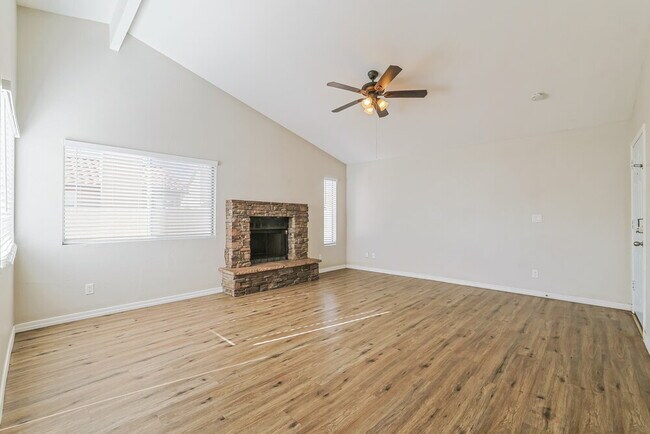 Foto del edificio - 2243 E Forge Ave