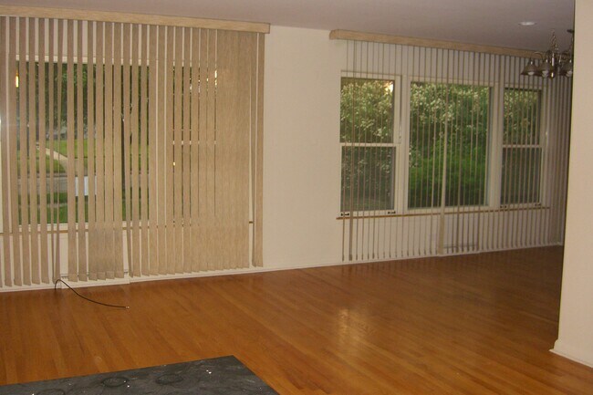 Building Photo - 9521 N Kostner Ave