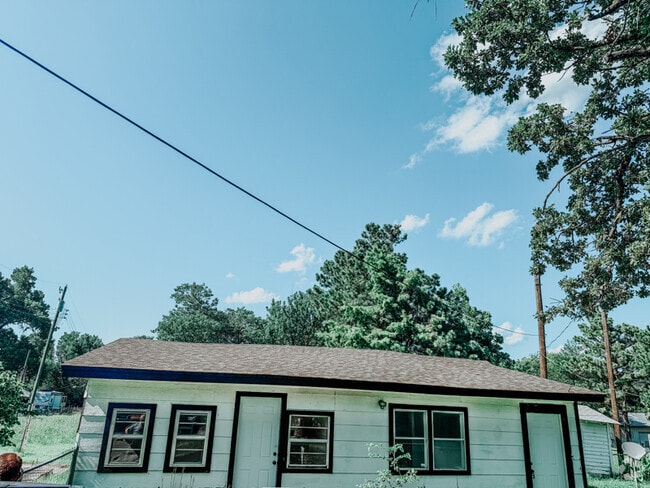 Building Photo - 15881 Kent Dr