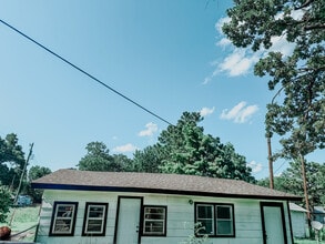 Building Photo - 15881 Kent Dr