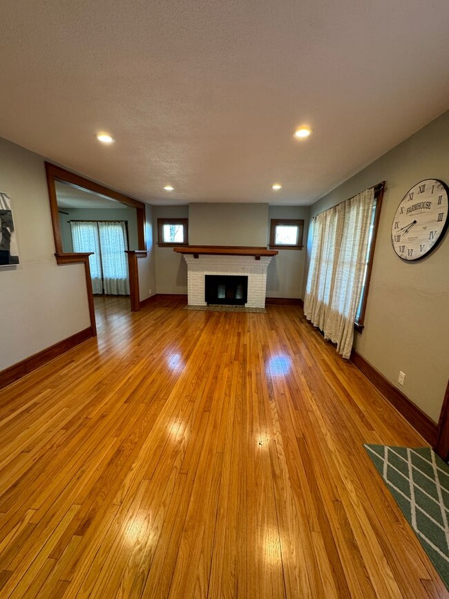 Building Photo - Updated 2bd/2ba Central Dav with Bonus rooms