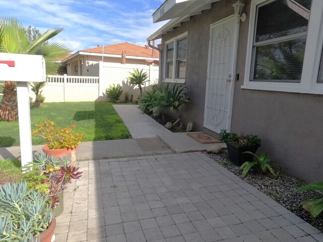 Building Photo - 906 S Gilbert St