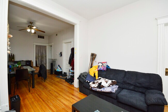 Foto del edificio - 2735 W Potomac Ave