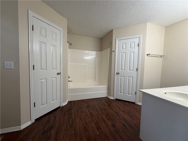 Foto del edificio - 2616 Meadow Lake St