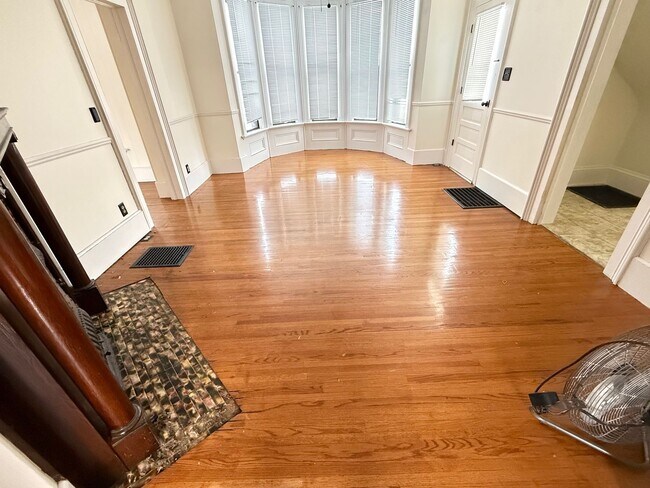 Foto del edificio - Large 4 BR house in Heyworth