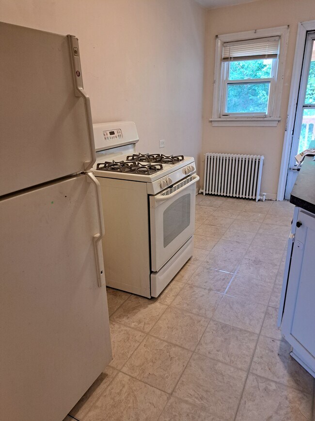 Kitchen - 415 N Sheridan Rd