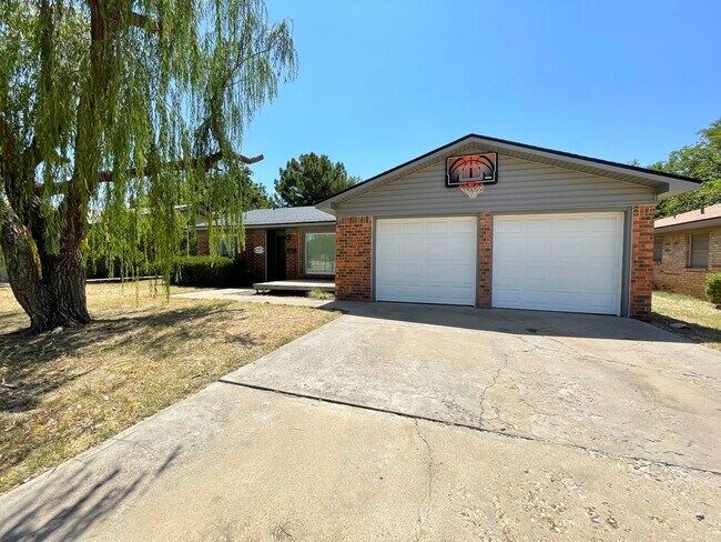 Foto del edificio - 3 bed 2 bathroom with Fireplace!