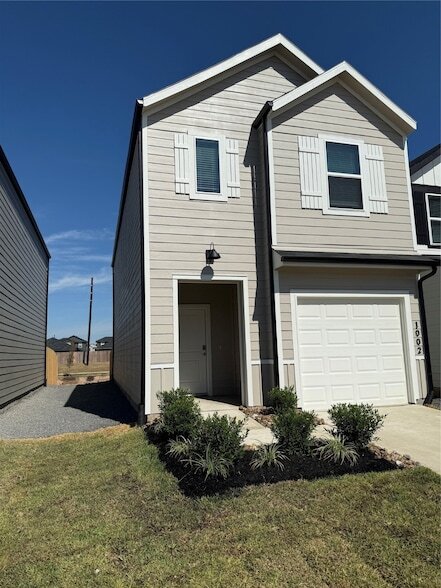 Building Photo - 1002 Moon Drop Ln