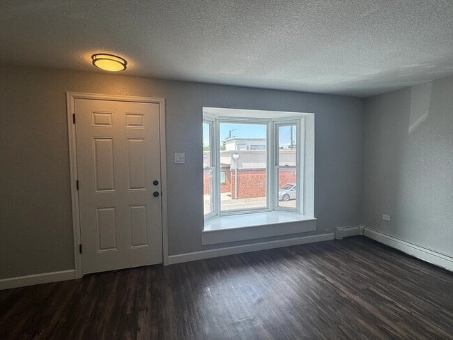 Building Photo - Look no further! newly remodeled 2 bed cen...