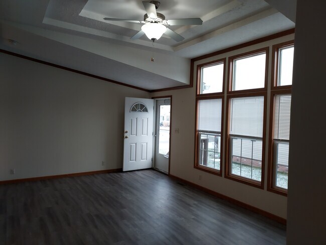 Foto del edificio - 9750 Kenyon Ave