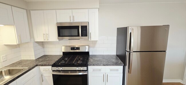 Foto del edificio - 11011-11013 S Lloyd Dr