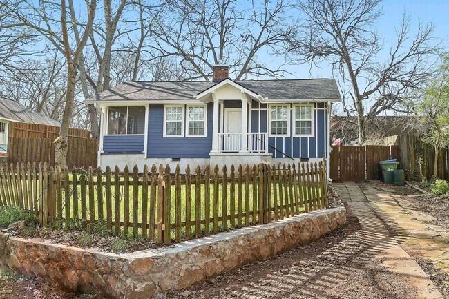 Foto del edificio - Updated 3BR Home with Large Yard Near Grant Park and Summerhill