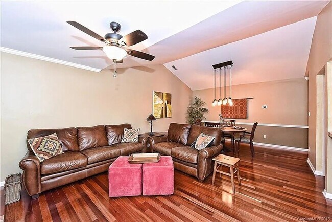 Foto del edificio - 3300 Selwyn Farms Ln